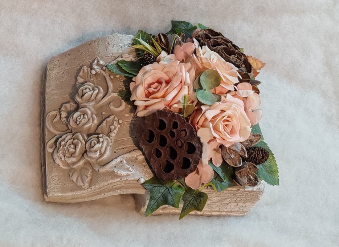 Cartea amintirilor � obiect decorativ funerar unic din beton, cu aranjament floral -  - Artynos.ro