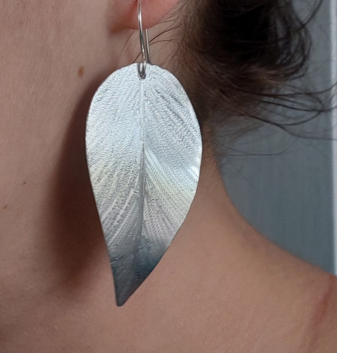 Cercei cu litere în aluminiu - bijuterii - cercei lungi - Artynos.ro Cercei cu litere în aluminiu - bijuterii - cercei lungi - Artynos.ro