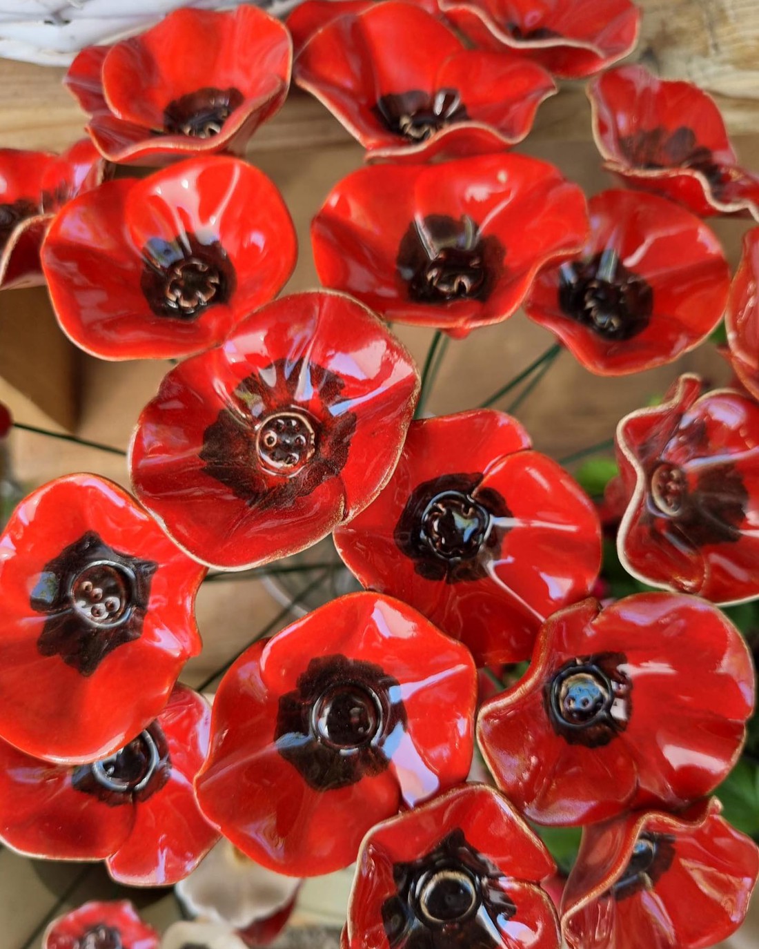 Floare de mac din ceramică realizată manual - casă & stil de viață - decorațiuni de casă - accesorii florale - flori la fir - Artynos.ro