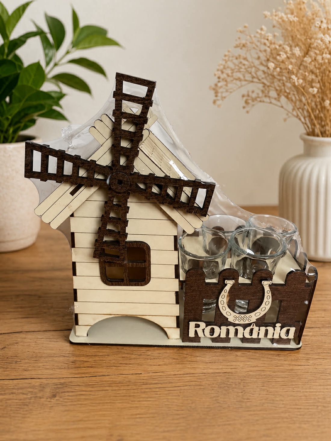 Suport pahare din lemn Moară de vânt cu 4 shot-uri � suvenir România - casă & stil de viață - decorațiuni de casă - decorațiuni de masă și rafturi - decorațiuni de masă - Artynos.ro