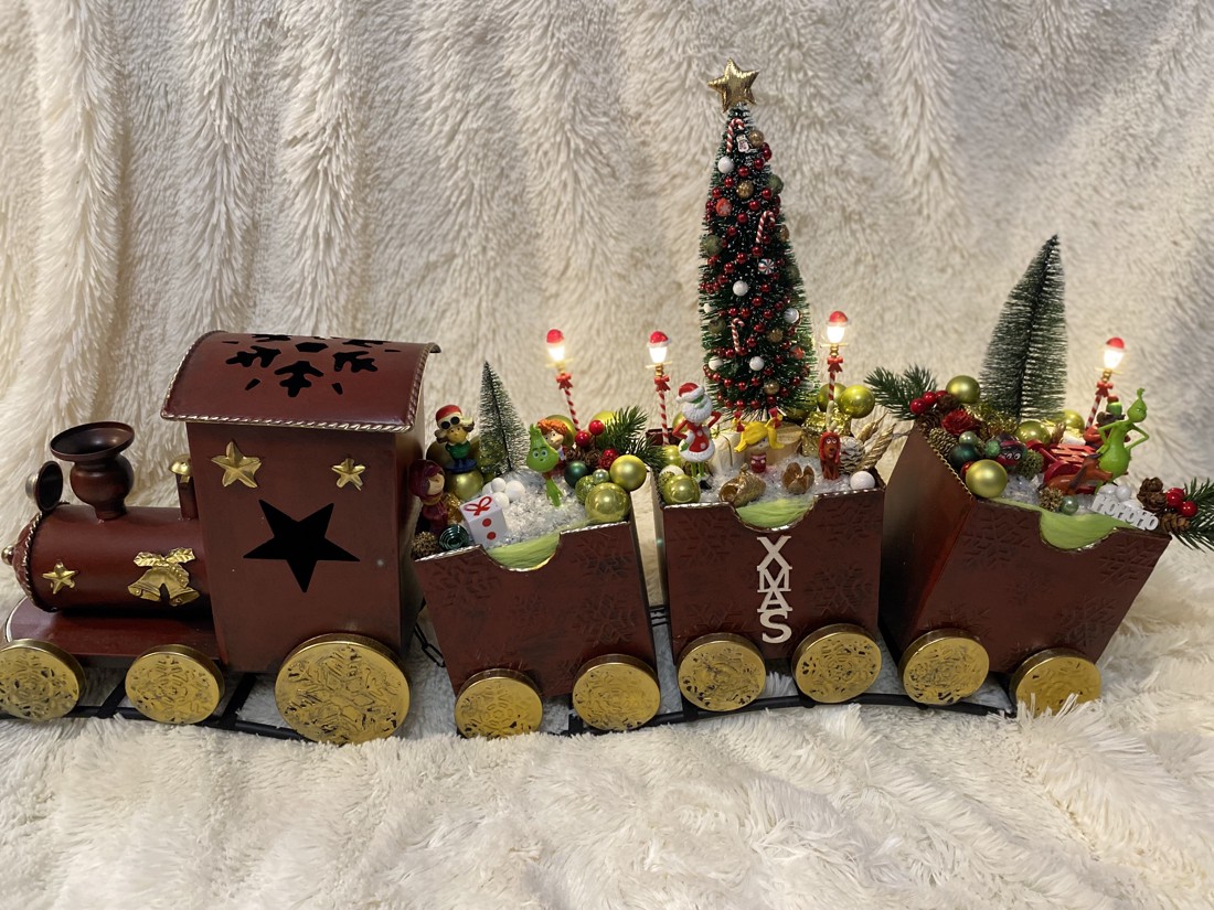 Grinch. Trenul de Crăciun în afara satului - - Artynos.ro Grinch. Trenul de Crăciun în afara satului - - Artynos.ro