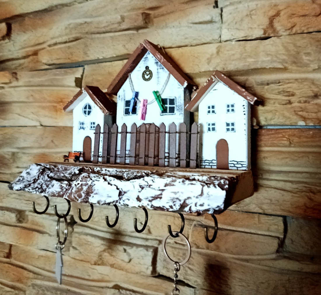 Suport pentru chei în formă de casă, cu raft rustic din lemn - casă & stil de viață - decorațiuni de casă - decorațiuni de pereți - suport pentru chei - Artynos.ro