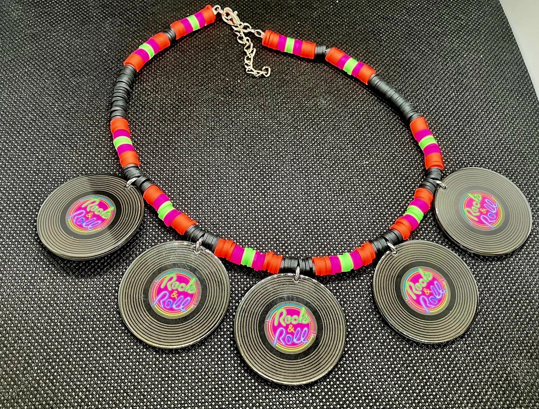 Chocker viniluri - bijuterii - coliere - coliere cu mărgele - Artynos.ro Chocker viniluri - bijuterii - coliere - coliere cu mărgele - Artynos.ro