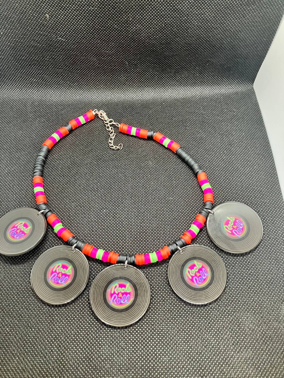 Chocker viniluri - bijuterii - coliere - coliere cu mărgele - Artynos.ro Chocker viniluri - bijuterii - coliere - coliere cu mărgele - Artynos.ro
