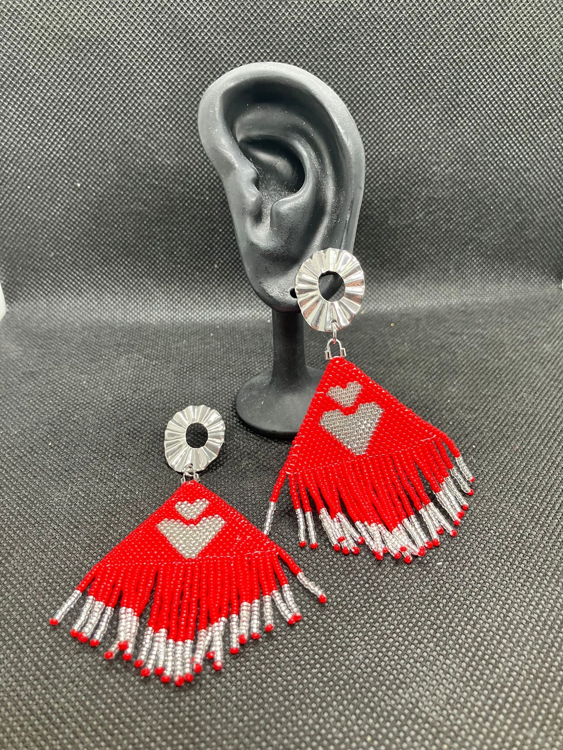 Cercei inima rosii - bijuterii - cercei - cercei din mărgele - Artynos.ro