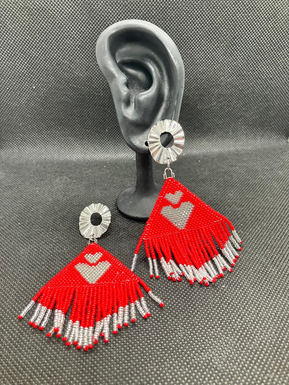 Cercei inima rosii - bijuterii - cercei - cercei din mărgele - Artynos.ro