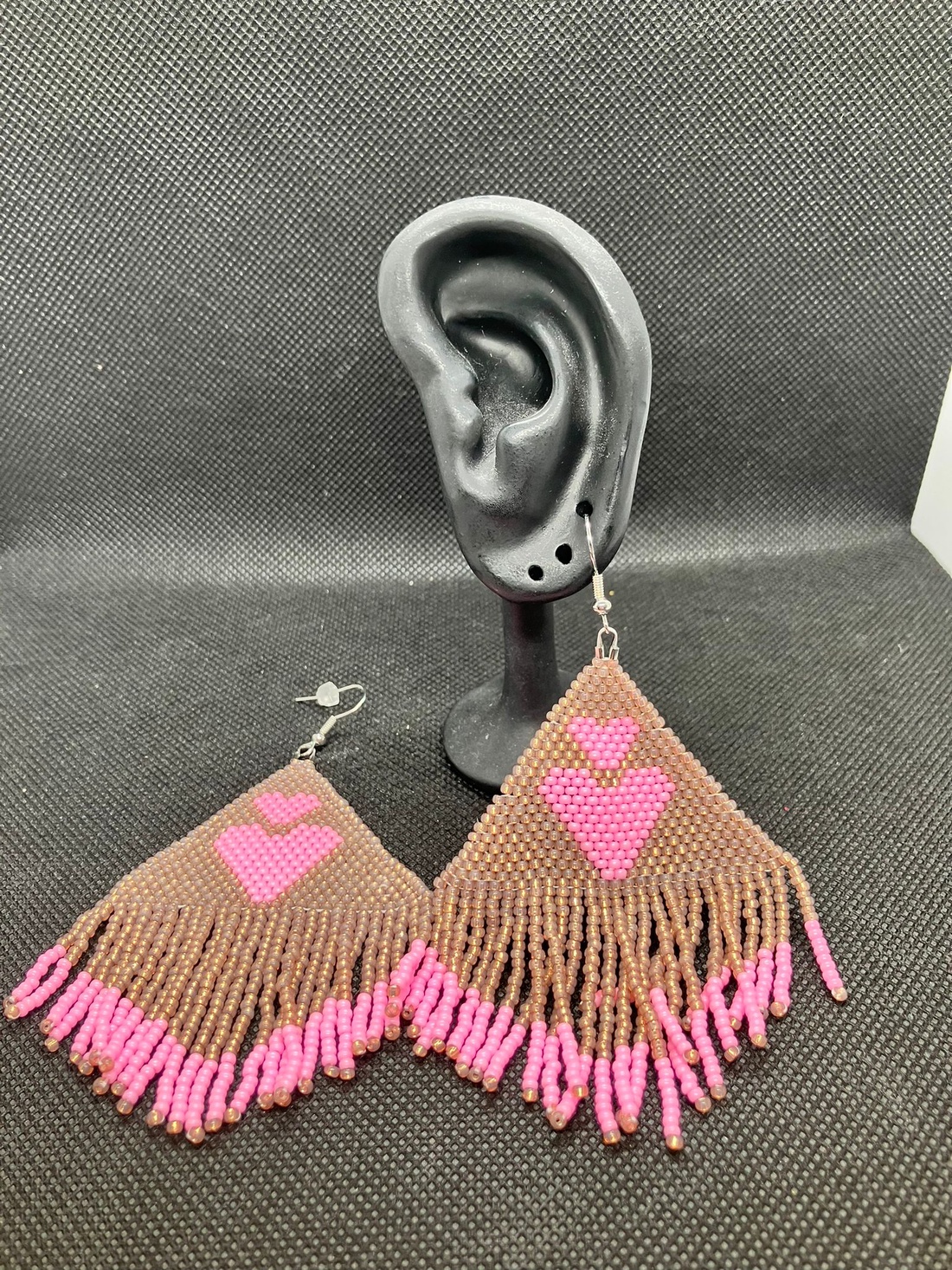 Cercei inima bej - bijuterii - cercei - cercei din mărgele - Artynos.ro