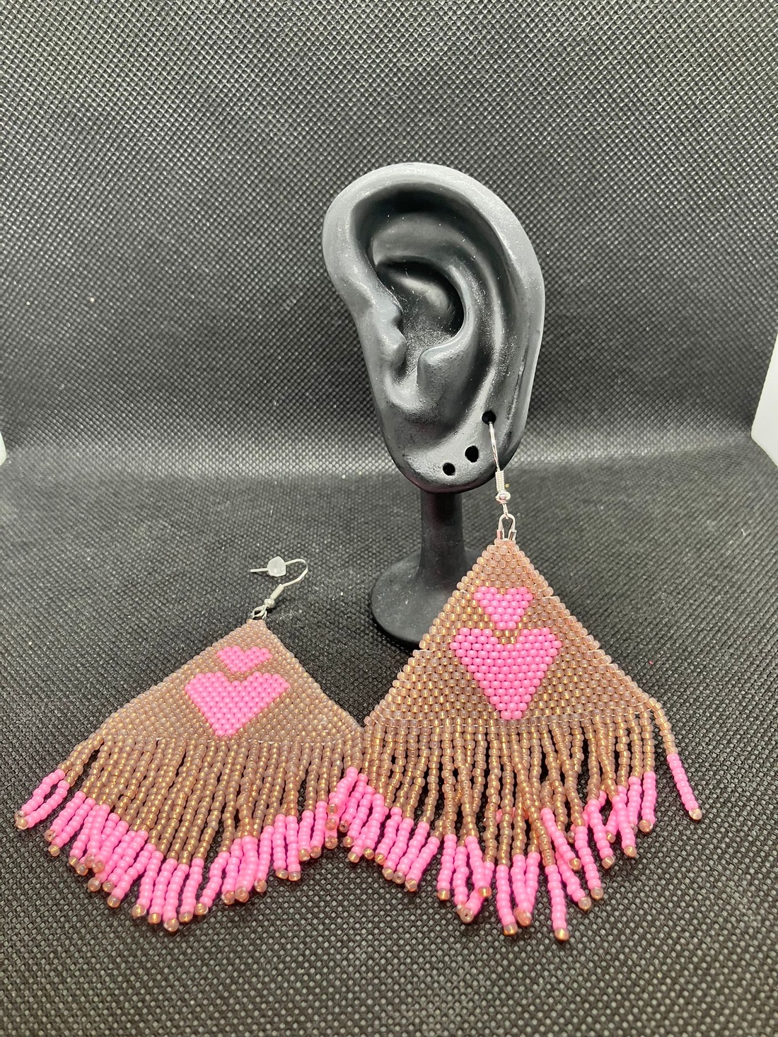 Cercei inima bej - bijuterii - cercei - cercei din mărgele - Artynos.ro