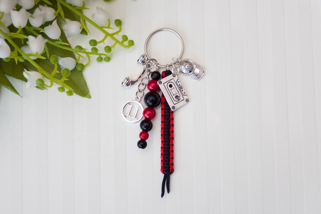 Breloc, ornament pentru geantă - Roșu/negru Stranger Things -  - Artynos.ro