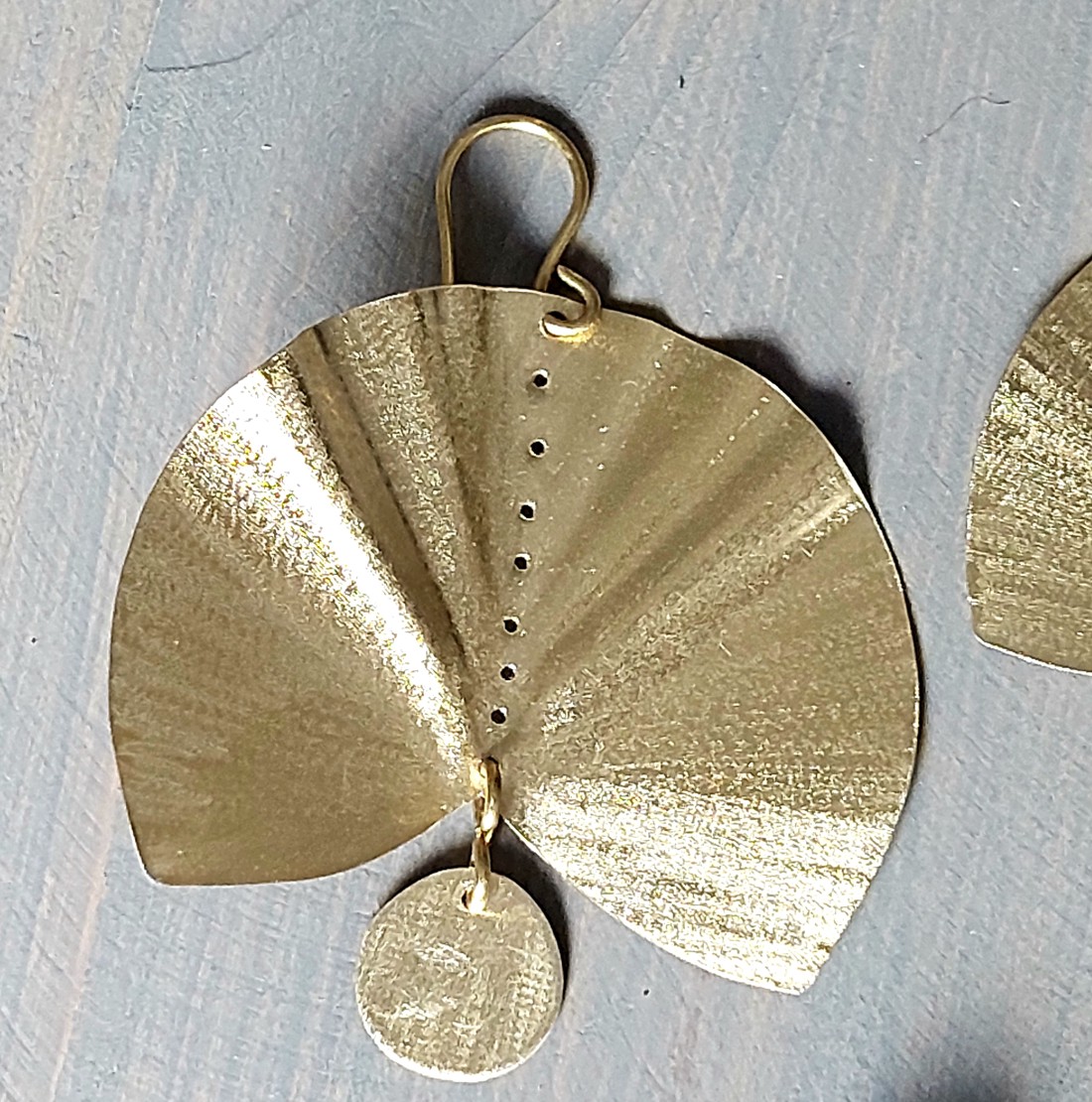 Cercei cu evantai din alamă specială - bijuterii - cercei lungi - Artynos.ro Cercei cu evantai din alamă specială - bijuterii - cercei lungi - Artynos.ro