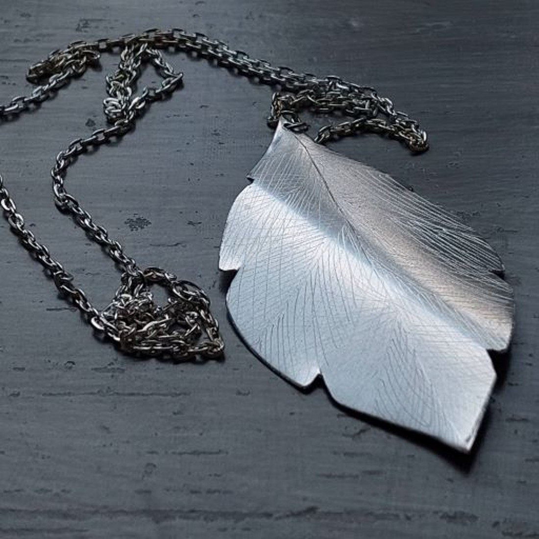 Colier LEVEL cu design minimalist din aluminiu lucios și ușor -  - Artynos.ro Colier LEVEL cu design minimalist din aluminiu lucios și ușor -  - Artynos.ro