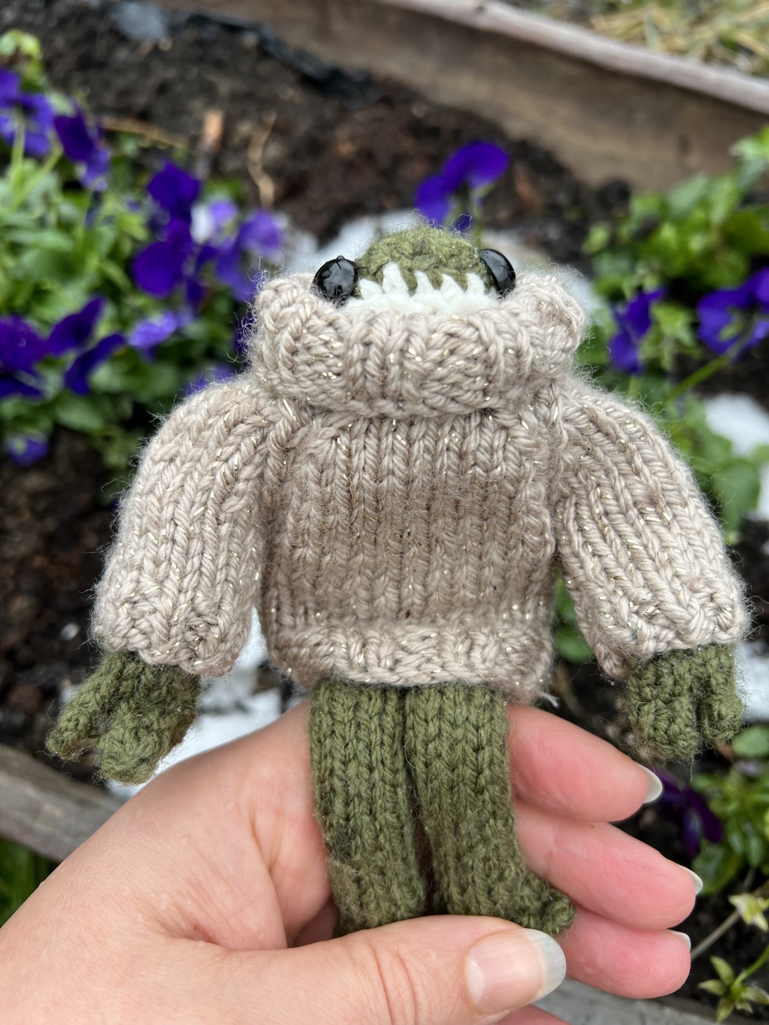 Fată broască tricotată manual în pulover strălucitor, 13 cm - jucării și echipamente pentru copii - plușuri - broască de pluș - Artynos.ro