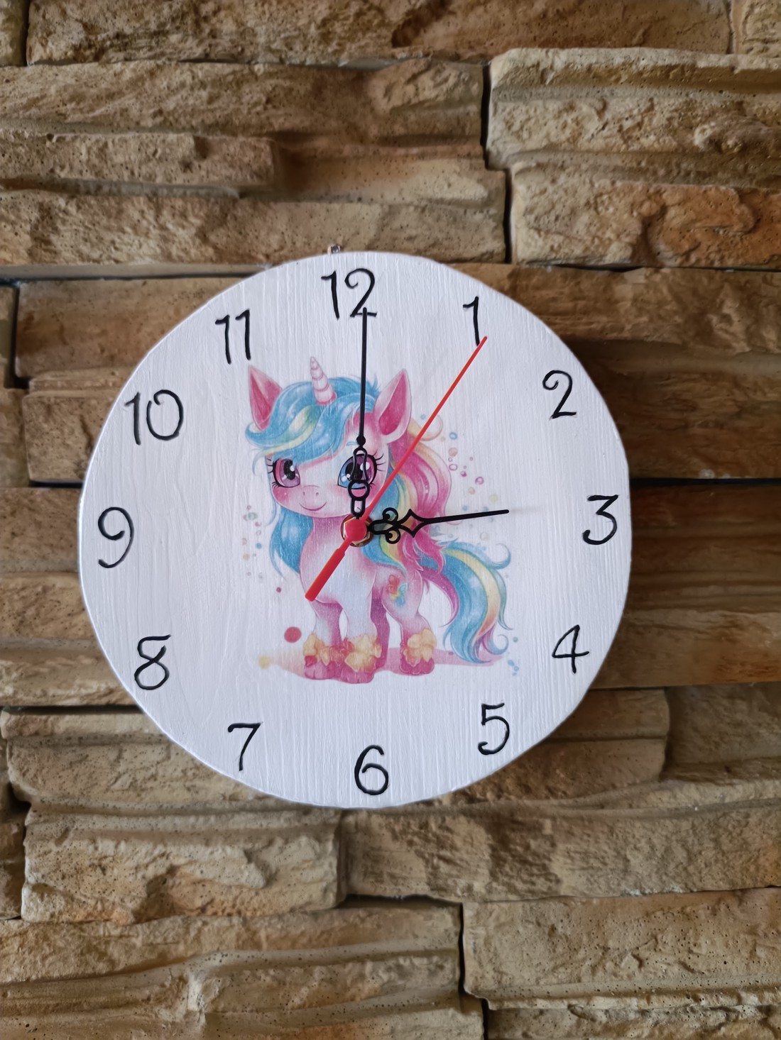 Ceas de perete din lemn decorat cu unicorn -  - Artynos.ro