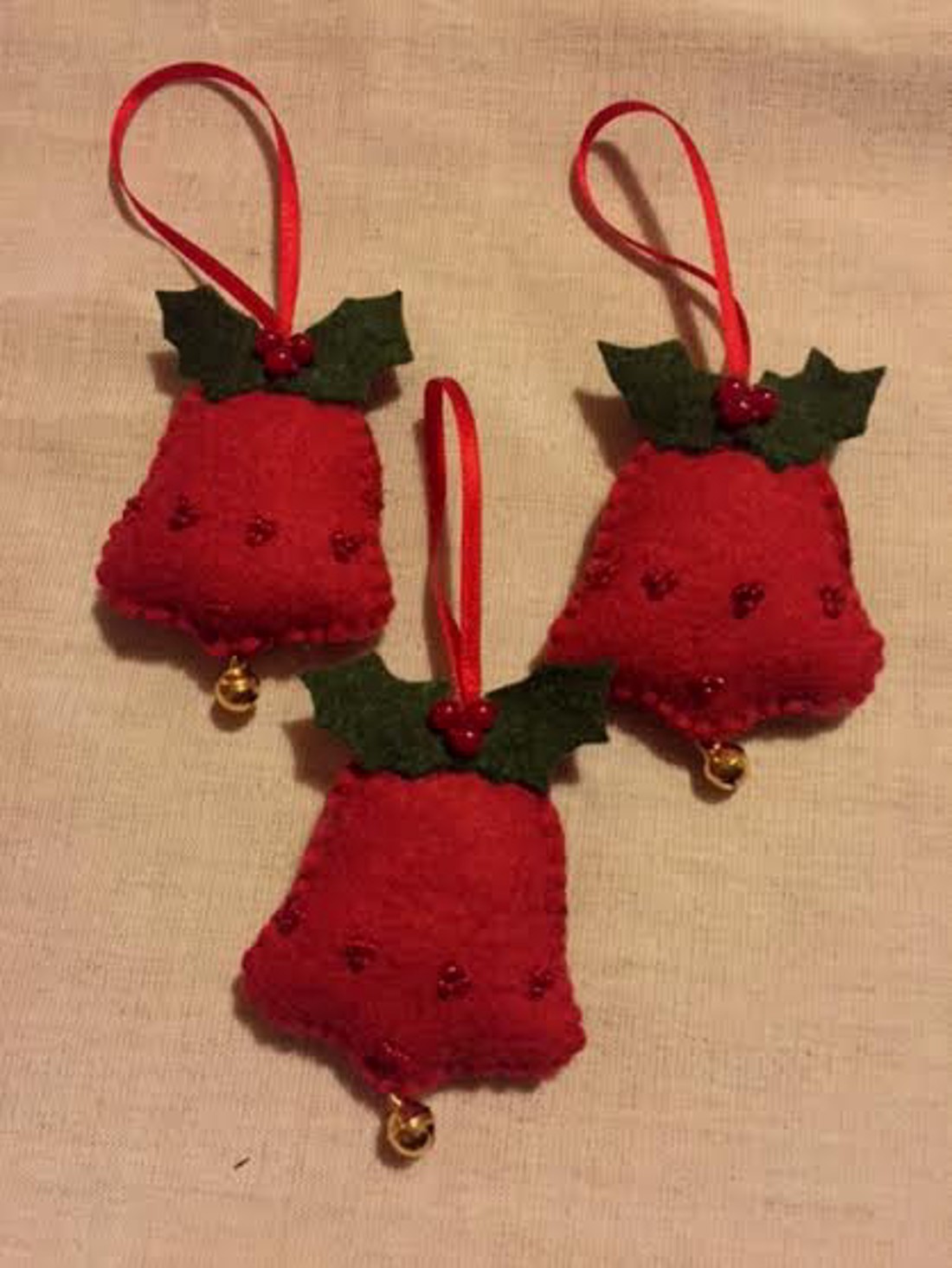Decorațiuni din fetru pentru pomul de Crăciun, clopoței cu frunze de holly - - Artynos.ro Decorațiuni din fetru pentru pomul de Crăciun, clopoței cu frunze de holly - - Artynos.ro