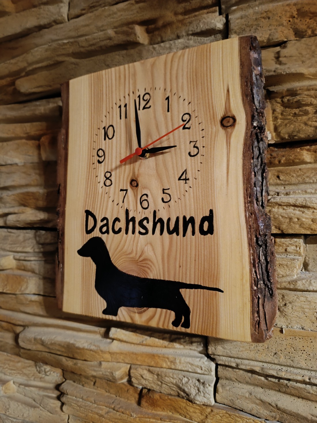 Ceas de perete din lemn cu câine dachshund -  - Artynos.ro
