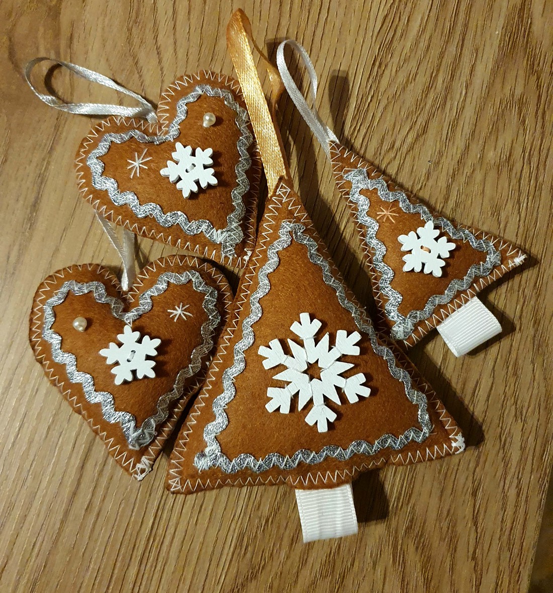 Gingerbread model simțit ornamente alb - argintiu - - Artynos.ro Gingerbread model simțit ornamente alb - argintiu - - Artynos.ro