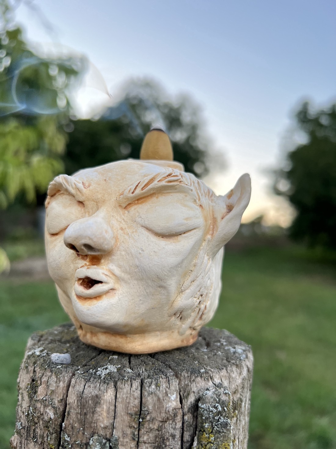 Suport de tămâie troll din ceramică realizat manual - pentru tămâie reflux, atmosferă vrăjitoare, decor goblincore - - Artynos.ro Suport de tămâie troll din ceramică realizat manual - pentru tămâie reflux, atmosferă vrăjitoare, decor goblincore - - Artynos.ro