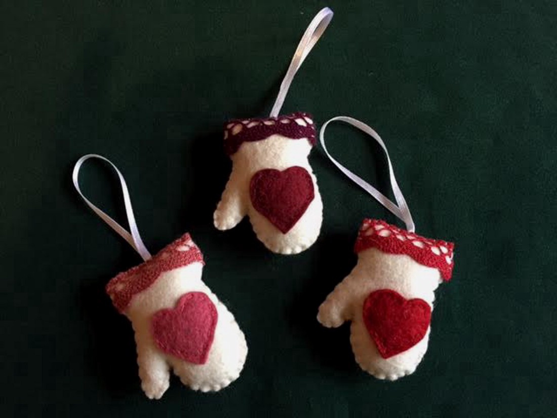 ornament din pâslă pentru bradul de Crăciun, mănuși - - Artynos.ro ornament din pâslă pentru bradul de Crăciun, mănuși - - Artynos.ro