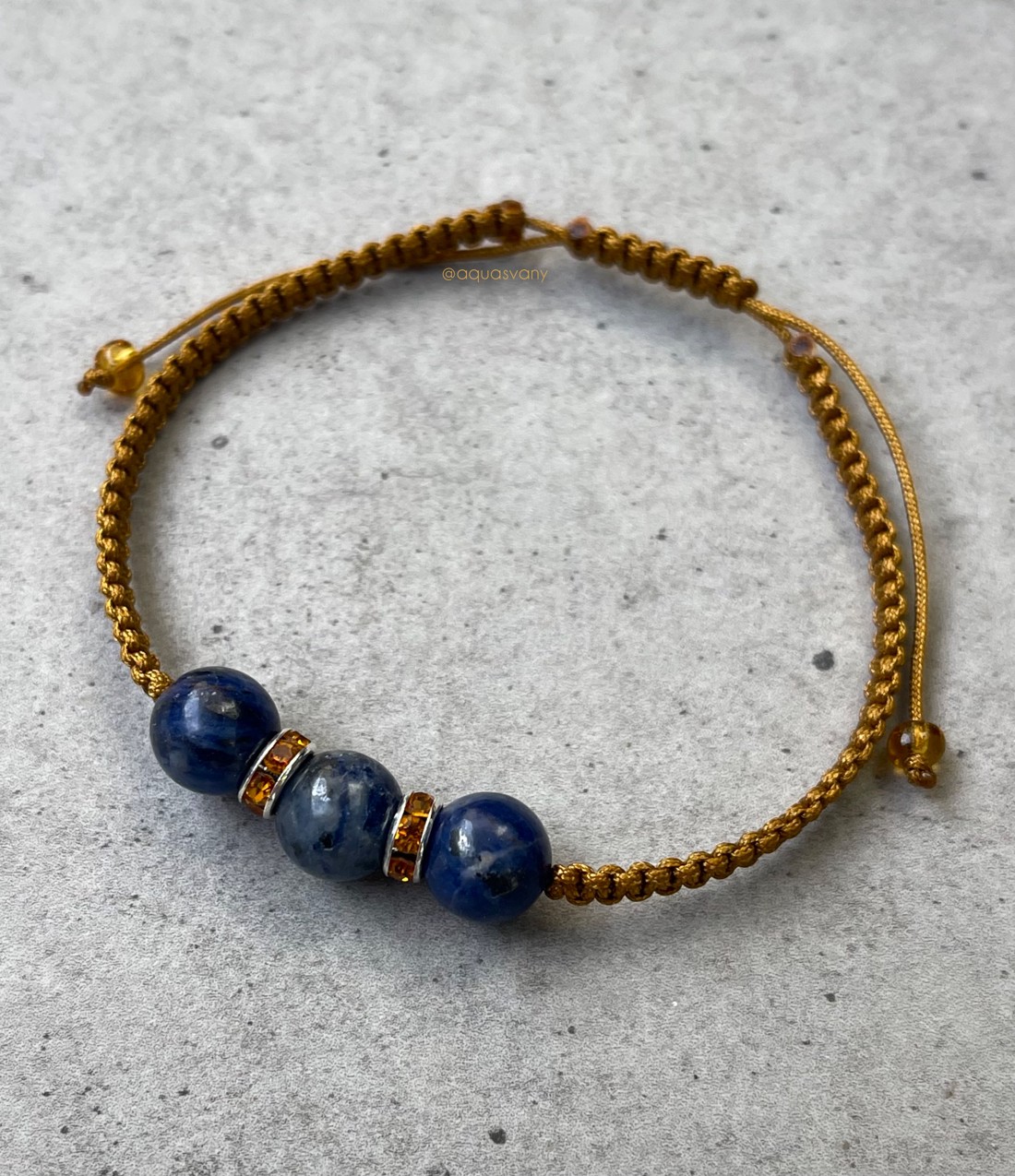 Brățară minerală macramé cu sodalită - bijuterii - brățări - brățări din mărgele - Artynos.ro