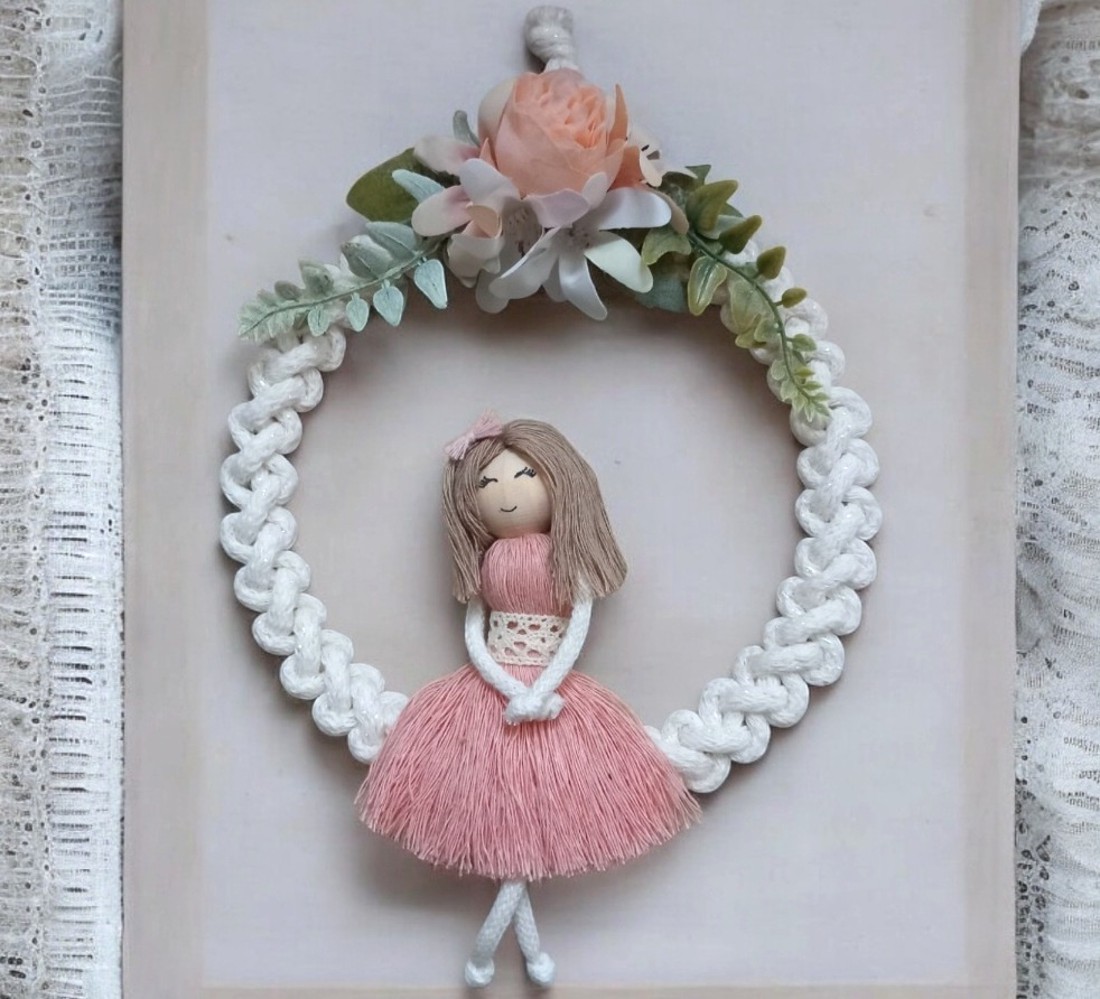 Decorațiune de perete de primăvară - păpușă macramé cu flori - casă & stil de viață - decorațiuni de casă - decorațiuni de pereți - decor de pereți, macrame - Artynos.ro