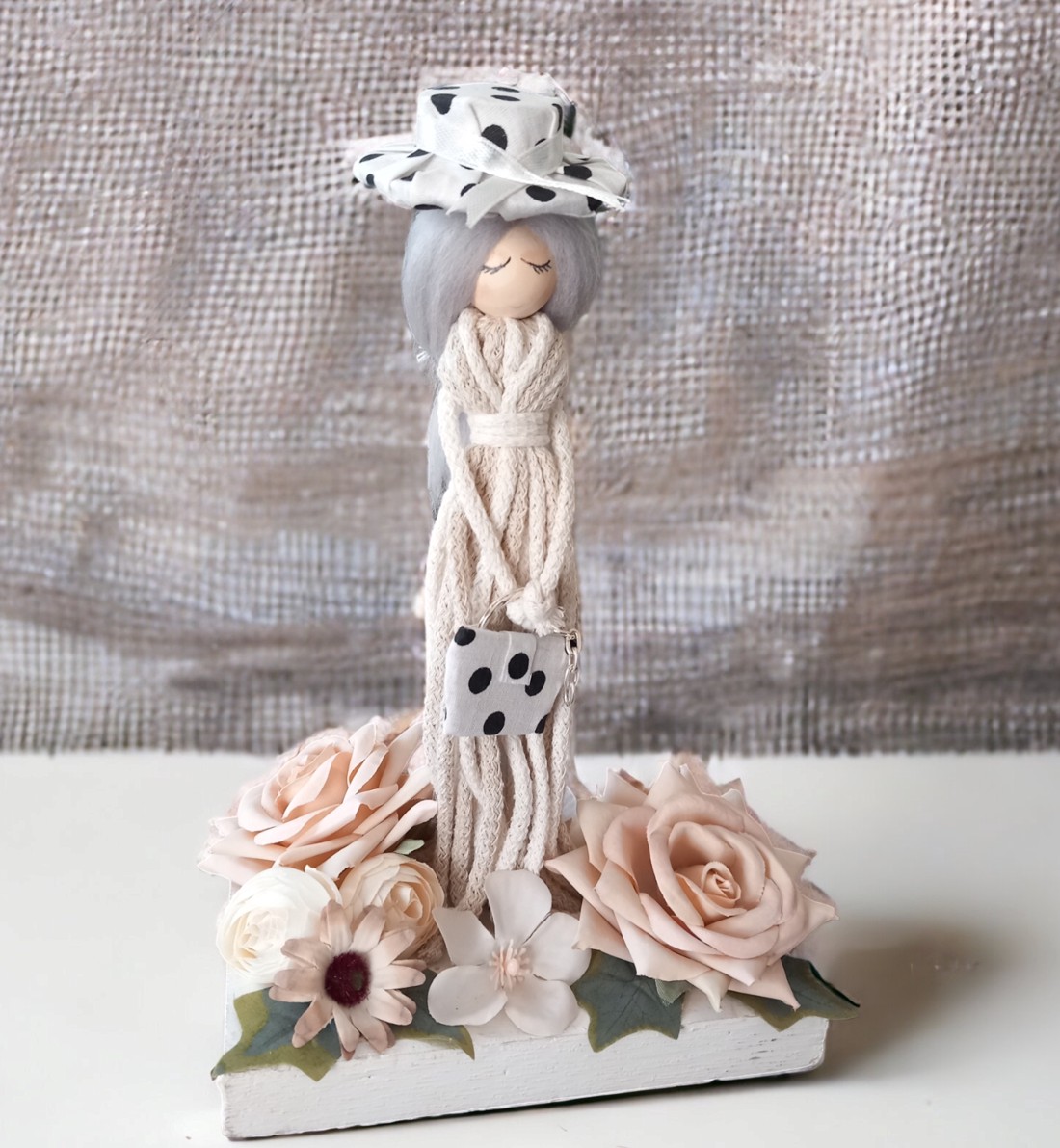 Fată cu pălărie cu flori decor de masă -  - Artynos.ro
