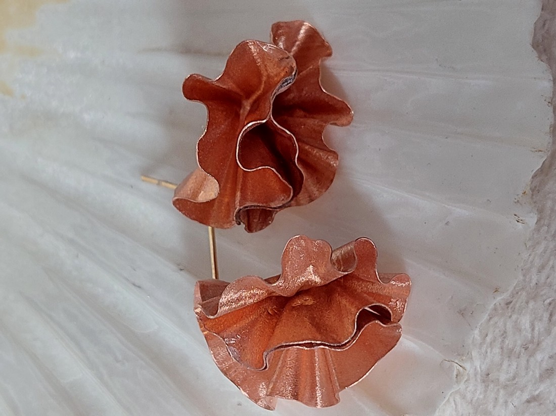 Cercei cu flori din cupru - bijuterii - cercei cu figurine - Artynos.ro Cercei cu flori din cupru - bijuterii - cercei cu figurine - Artynos.ro