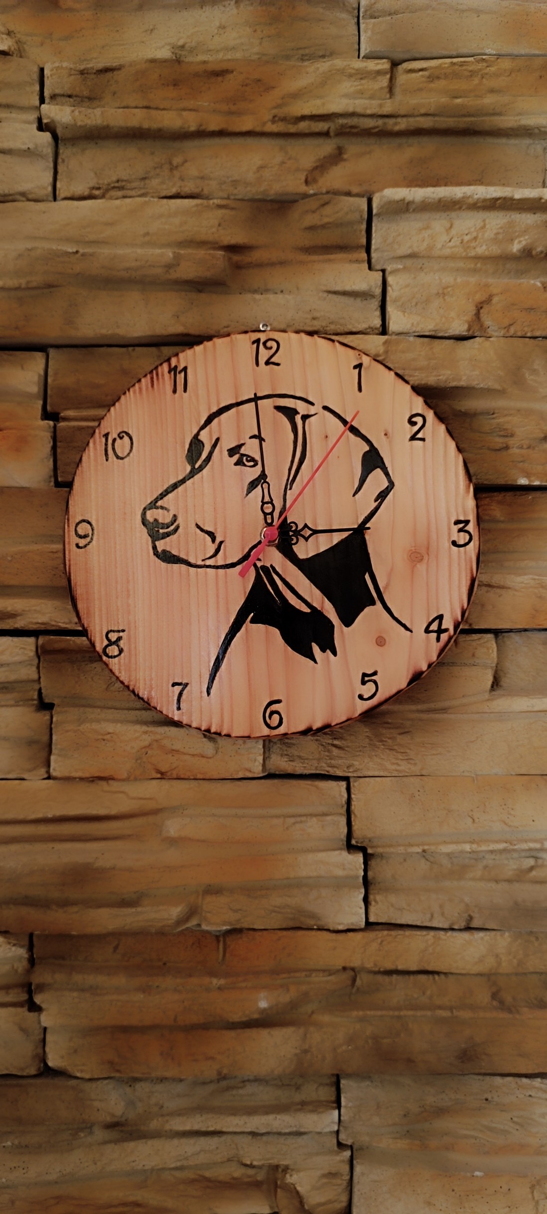 Ceas de perete din lemn cu câine vizsla - - Artynos.ro Ceas de perete din lemn cu câine vizsla - - Artynos.ro