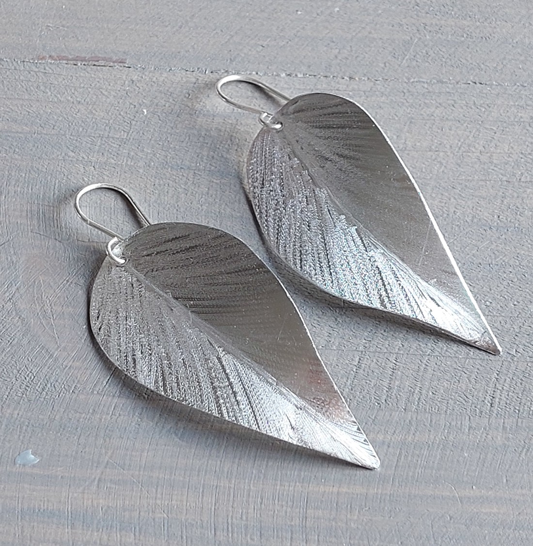 Cercei cu litere în aluminiu - bijuterii - cercei lungi - Artynos.ro Cercei cu litere în aluminiu - bijuterii - cercei lungi - Artynos.ro