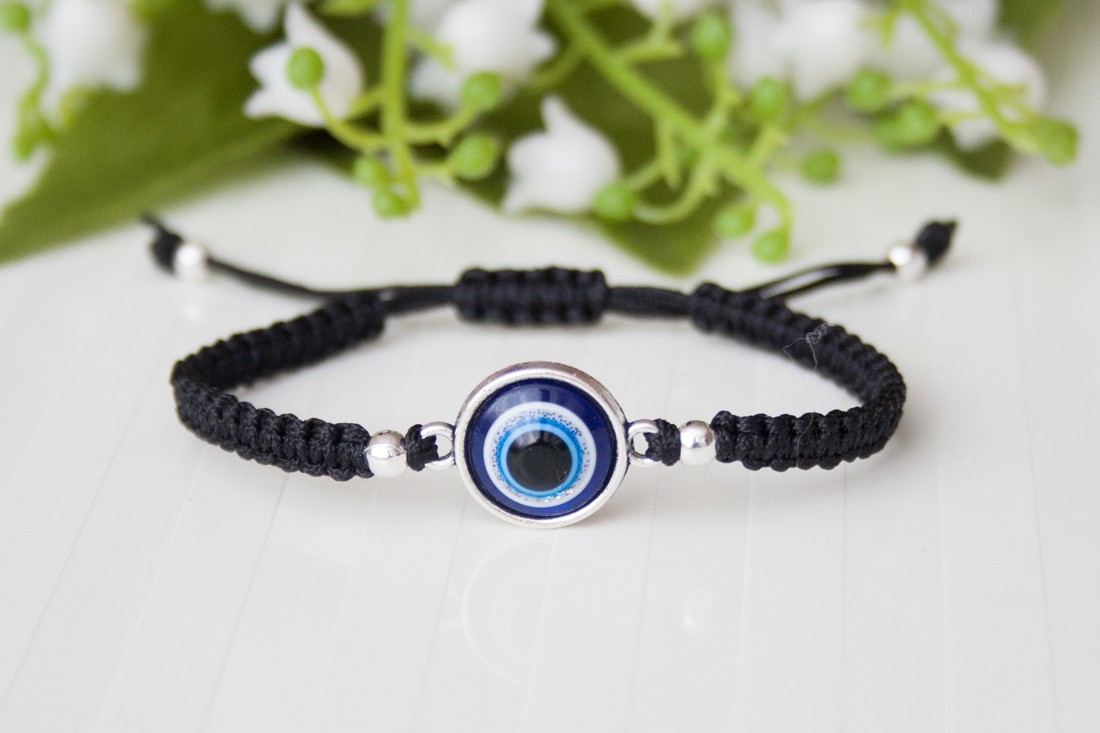 Brățară macramé împletită cu ochi de protecție - Negru - - Artynos.ro Brățară macramé împletită cu ochi de protecție - Negru - - Artynos.ro
