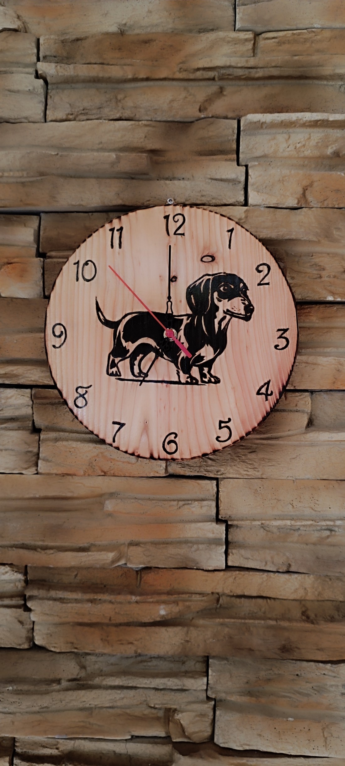 Ceas de perete din lemn cu câine dachshund - - Artynos.ro Ceas de perete din lemn cu câine dachshund - - Artynos.ro