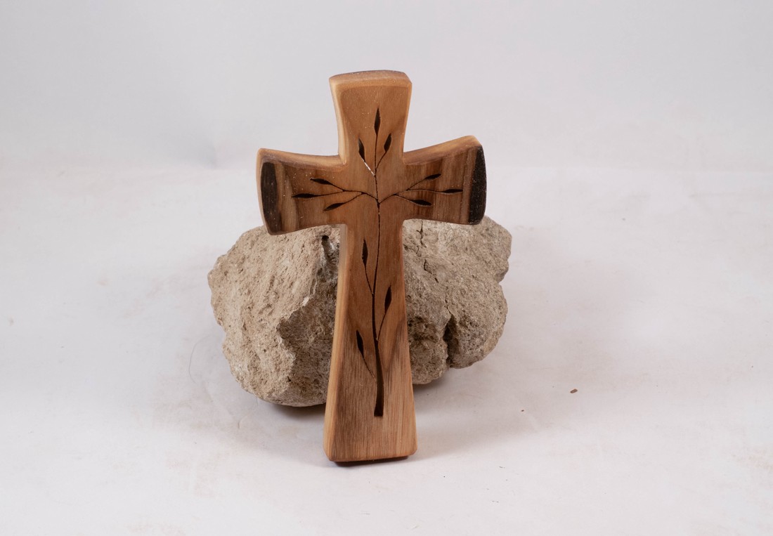 Cruce din lemn modelată, cruce de perete -  - Artynos.ro