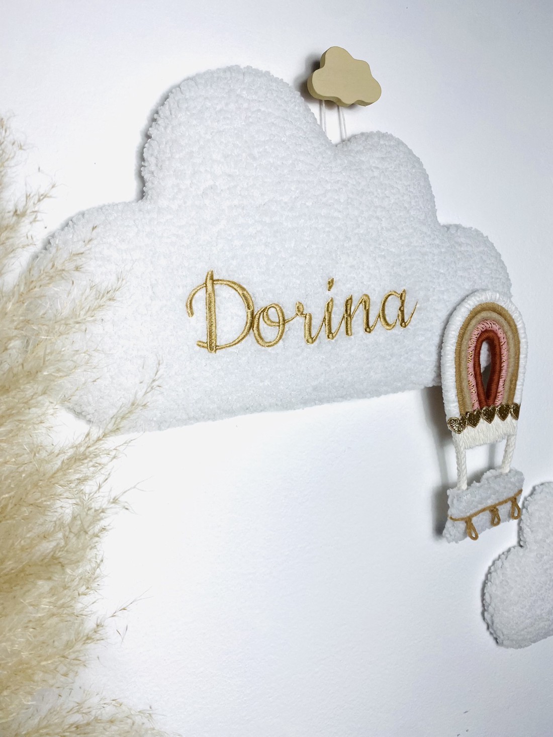 Decor de perete personalizat cu nori de miel brodați și balon cu aer cald macramé - două dimensiuni - - Artynos.ro Decor de perete personalizat cu nori de miel brodați și balon cu aer cald macramé - două dimensiuni - - Artynos.ro