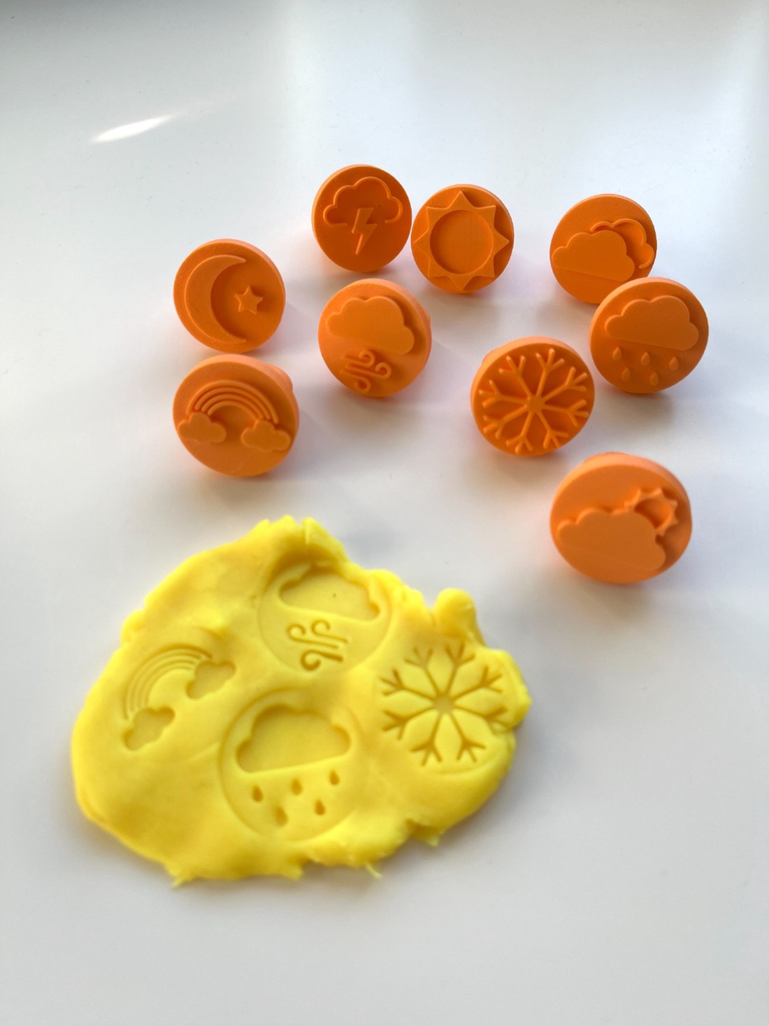 Set de ștampile și forme de tăiat pentru fursecuri cu tematică meteorologică � 9 piese (Soare, Nor, Ploaie, Fulg de zăpadă, Fulger etc.) -  - Artynos.ro