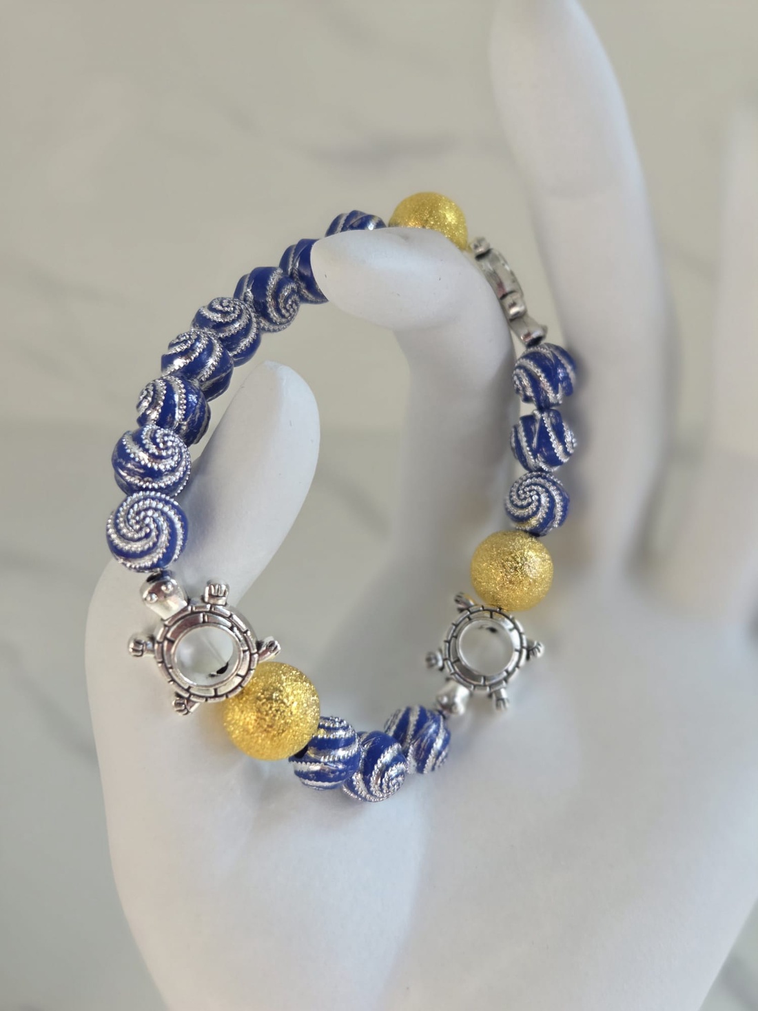 Bratara cu margele albastre si decoratiuni broscute - bijuterii - brățări - brățări din mărgele - Artynos.ro