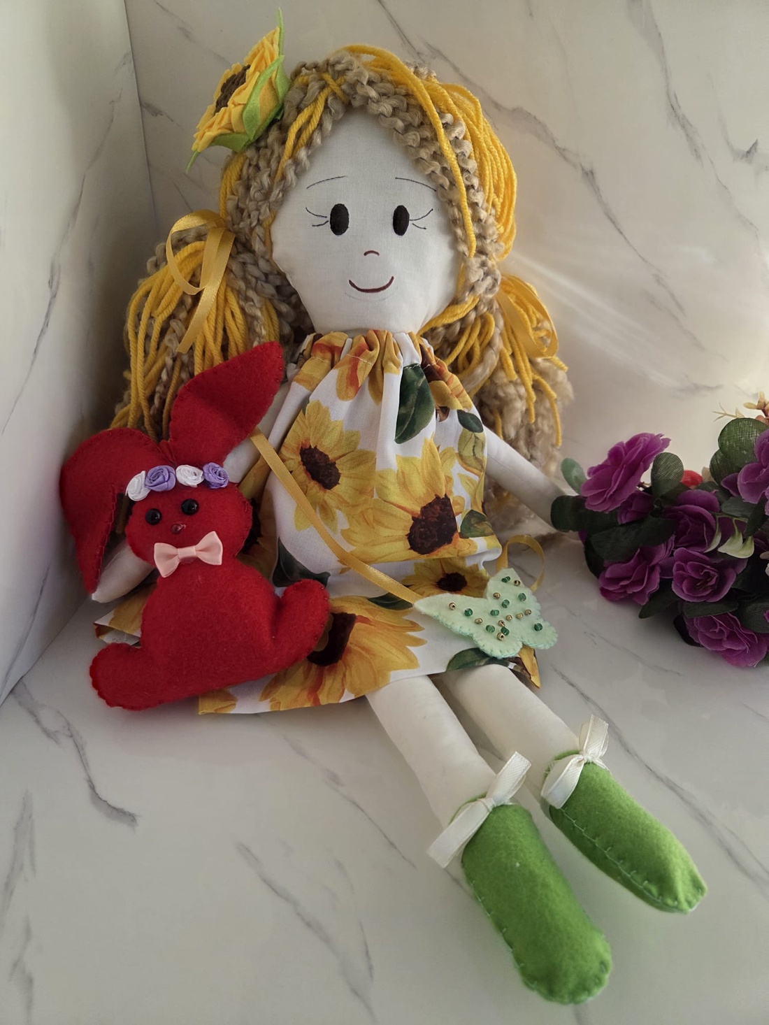 Papusa Daria- Floarea soarelui din Colectia Povesti din gradina de vara - jucării și echipamente pentru copii - jucării și accesorii pentru copii - păpuși de joacă - Artynos.ro