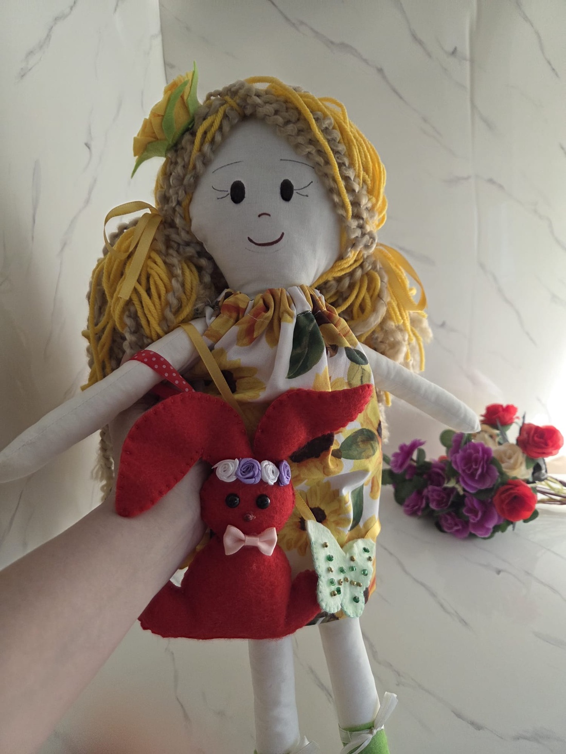 Papusa Daria- Floarea soarelui din Colectia Povesti din gradina de vara - jucării și echipamente pentru copii - jucării și accesorii pentru copii - păpuși de joacă - Artynos.ro