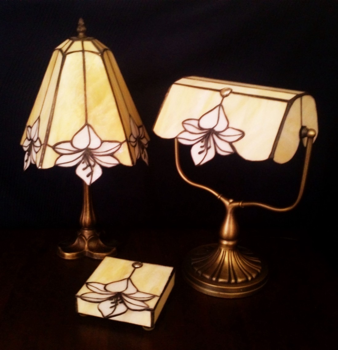 Lily tiffany set; lămpi și cutie de bijuterii - - Artynos.ro Lily tiffany set; lămpi și cutie de bijuterii - - Artynos.ro