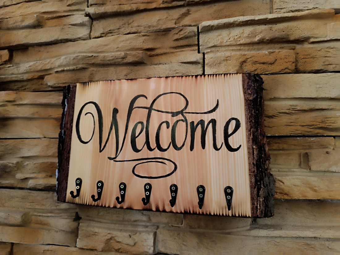 Breloc de perete din lemn cu inscripție Welcome - - Artynos.ro Breloc de perete din lemn cu inscripție Welcome - - Artynos.ro
