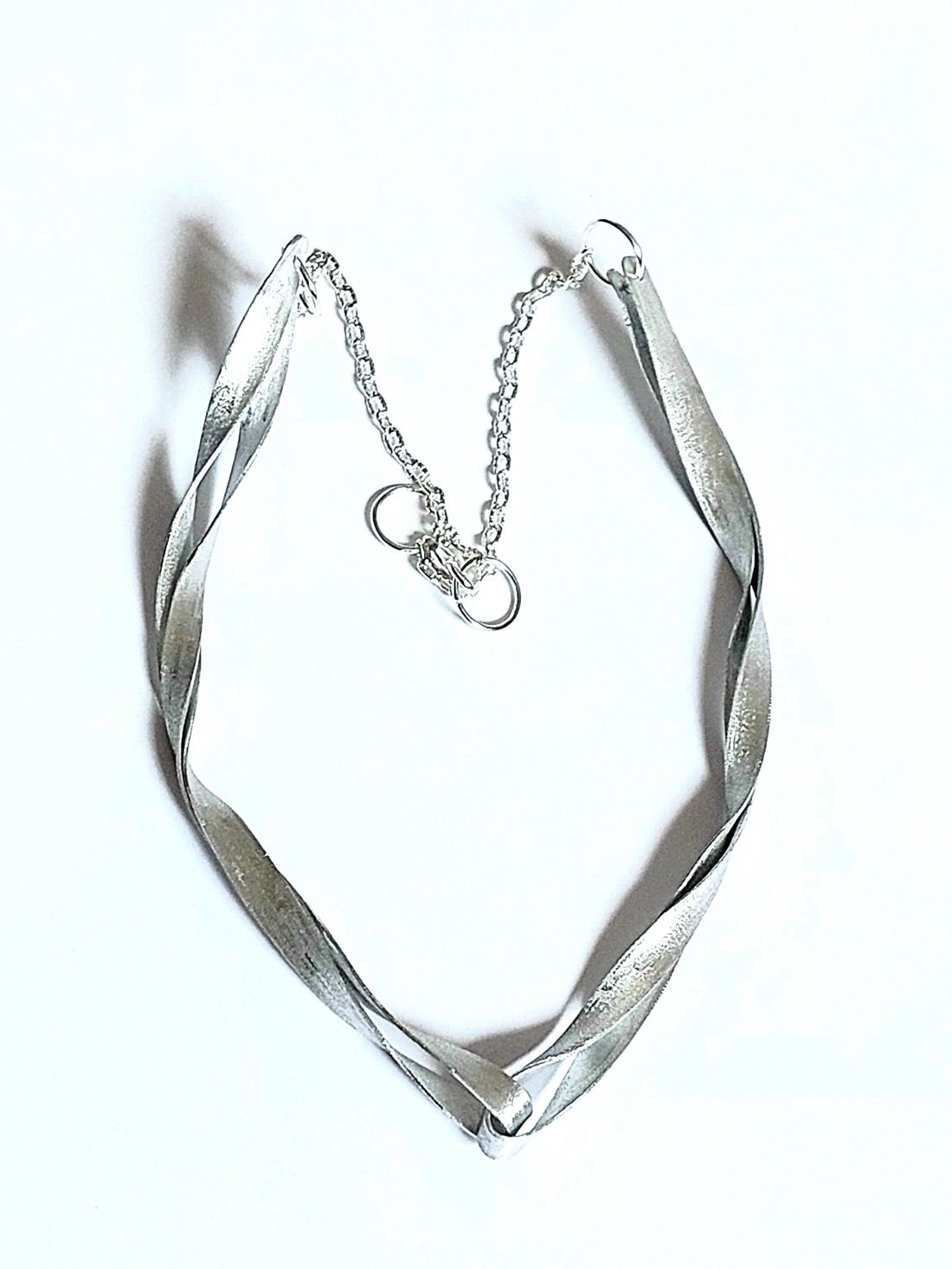 Colier răsucit din aluminiu -  - Artynos.ro Colier răsucit din aluminiu -  - Artynos.ro