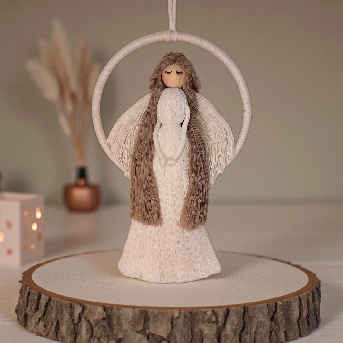 Macrame înger decor de perete - înger lung alb îmbrăcat cu aripi pe un cerc macrame - crăciun - decorațiuni de crăciun de casă - Artynos.ro