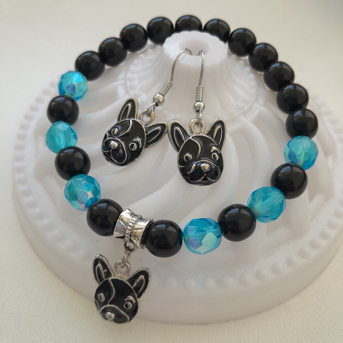 Set de bijuterii cu câine Bulldog - brățară, cercei - - Artynos.ro Set de bijuterii cu câine Bulldog - brățară, cercei - - Artynos.ro