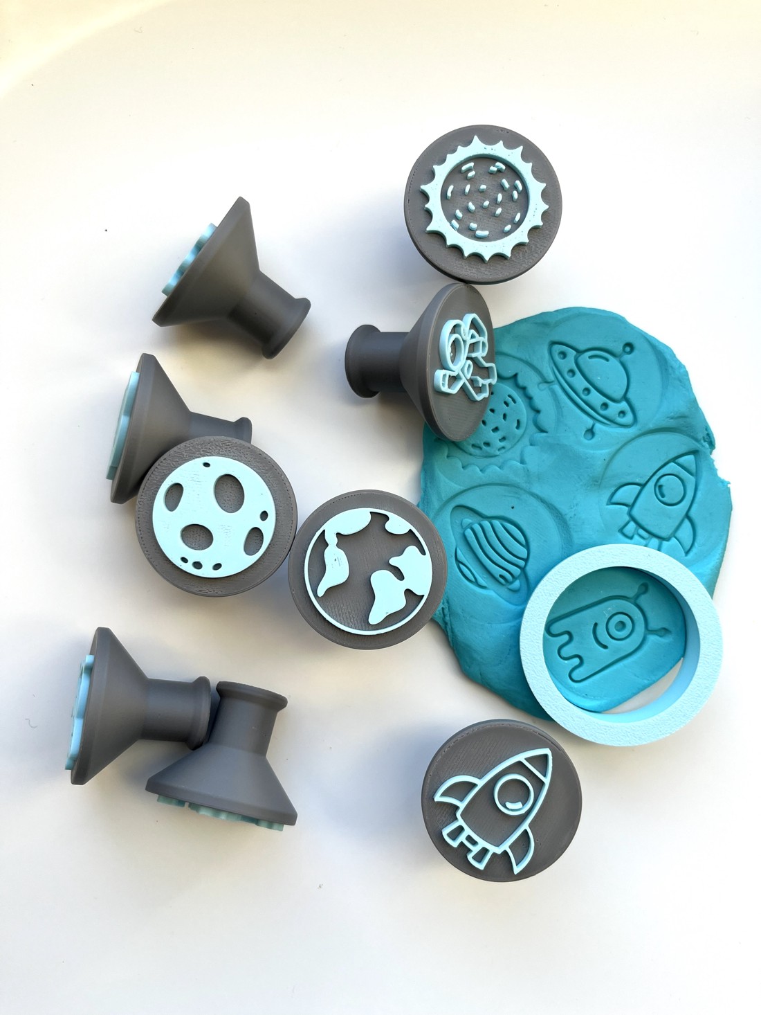 Set de ștampile și formele de prăjituri Astronautul Gyurma � Rachetă, astronaut, OZN și planete  - jucării și echipamente pentru copii - jocuri de gândire - jocuri de sortare a culorilor și formelor - Artynos.ro