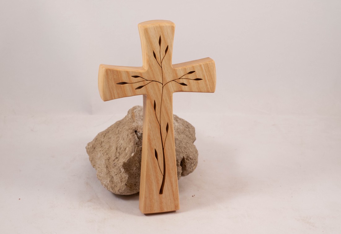 Cruce din lemn modelată, cruce de perete -  - Artynos.ro