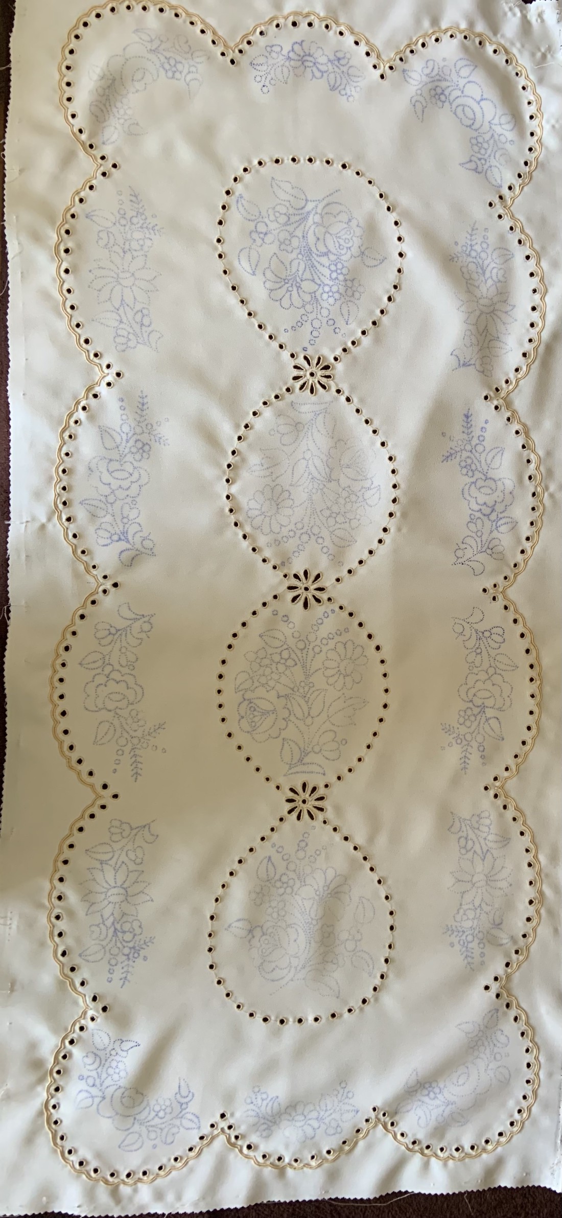 Panoul semifinisat cu model Kalocsa - casă & stil de viață - accesorii pentru decorat casa - decorațiuni de masă și decorațiuni pentru rafturi  - fețe de masă croșetate - Artynos.ro
