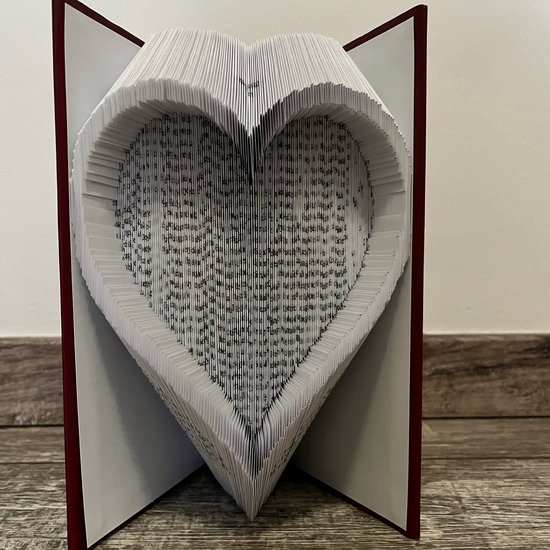 Sculptură carte inimă - casă & stil de viață - accesorii pentru decorat casa - decorațiuni de masă și decorațiuni pentru rafturi  - sculptură de carte, carte pliată - Artynos.ro