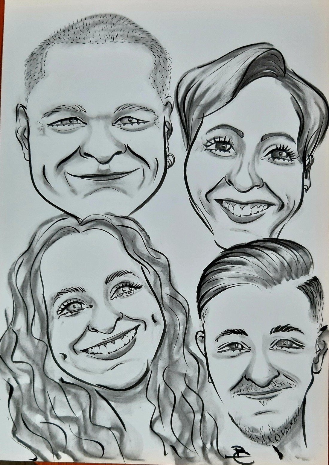 Caricatură de familie de 4 persoane - arte vizuale și accesorii - grafică, ilustrație - alte desene - Artynos.ro Caricatură de familie de 4 persoane - arte vizuale și accesorii - grafică, ilustrație - alte desene - Artynos.ro