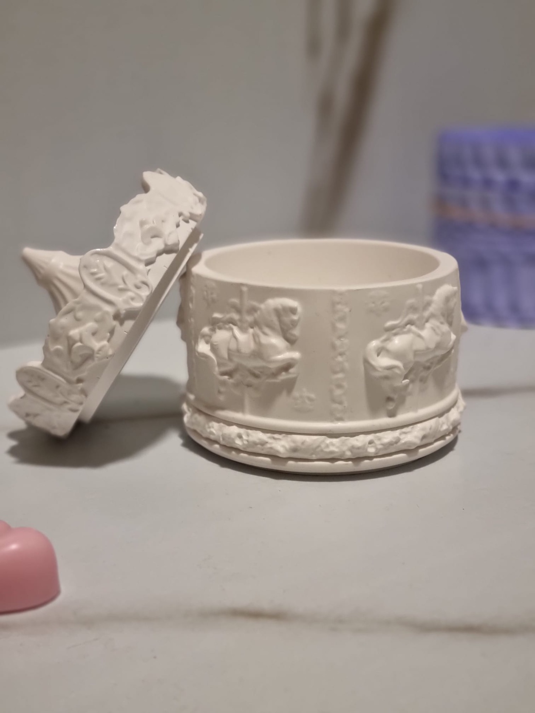 Cutie Ceramică Magic Carousel  Organizator Bijuterii sau Recipient Lumânare, Handmade Alb - casă & stil de viață - decorațiuni de casă - decorațiuni de masă și rafturi - cutii de decor - Artynos.ro