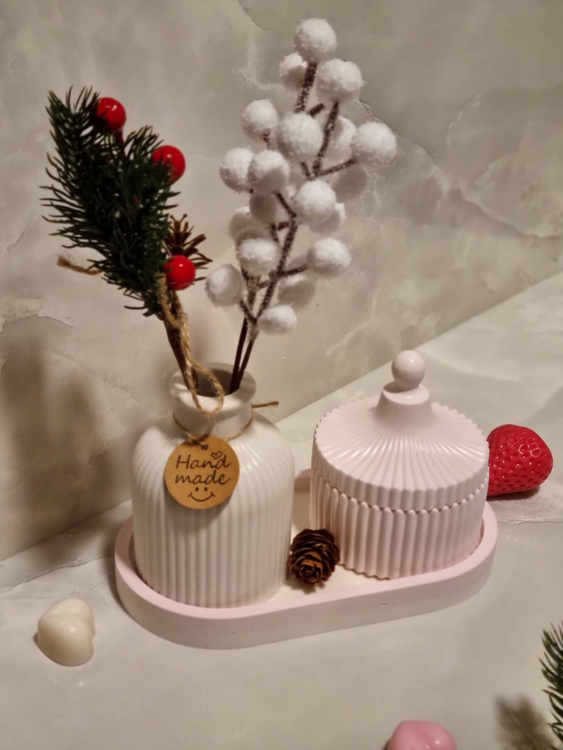 Set Decorativ Artizanal Ribbed Elegance � Vază și Recipient cu Capac pe Tavă Ovală - casă & stil de viață - decorațiuni de casă - decorațiuni de masă și rafturi - boluri decorative - Artynos.ro