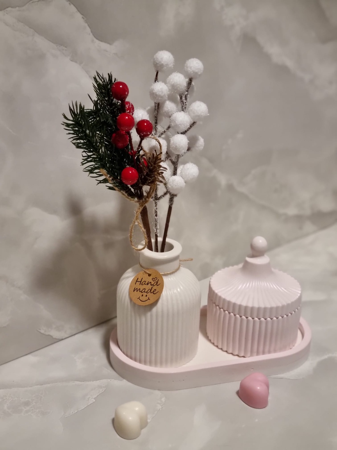 Set Decorativ Artizanal Ribbed Elegance � Vază și Recipient cu Capac pe Tavă Ovală - casă & stil de viață - decorațiuni de casă - decorațiuni de masă și rafturi - boluri decorative - Artynos.ro