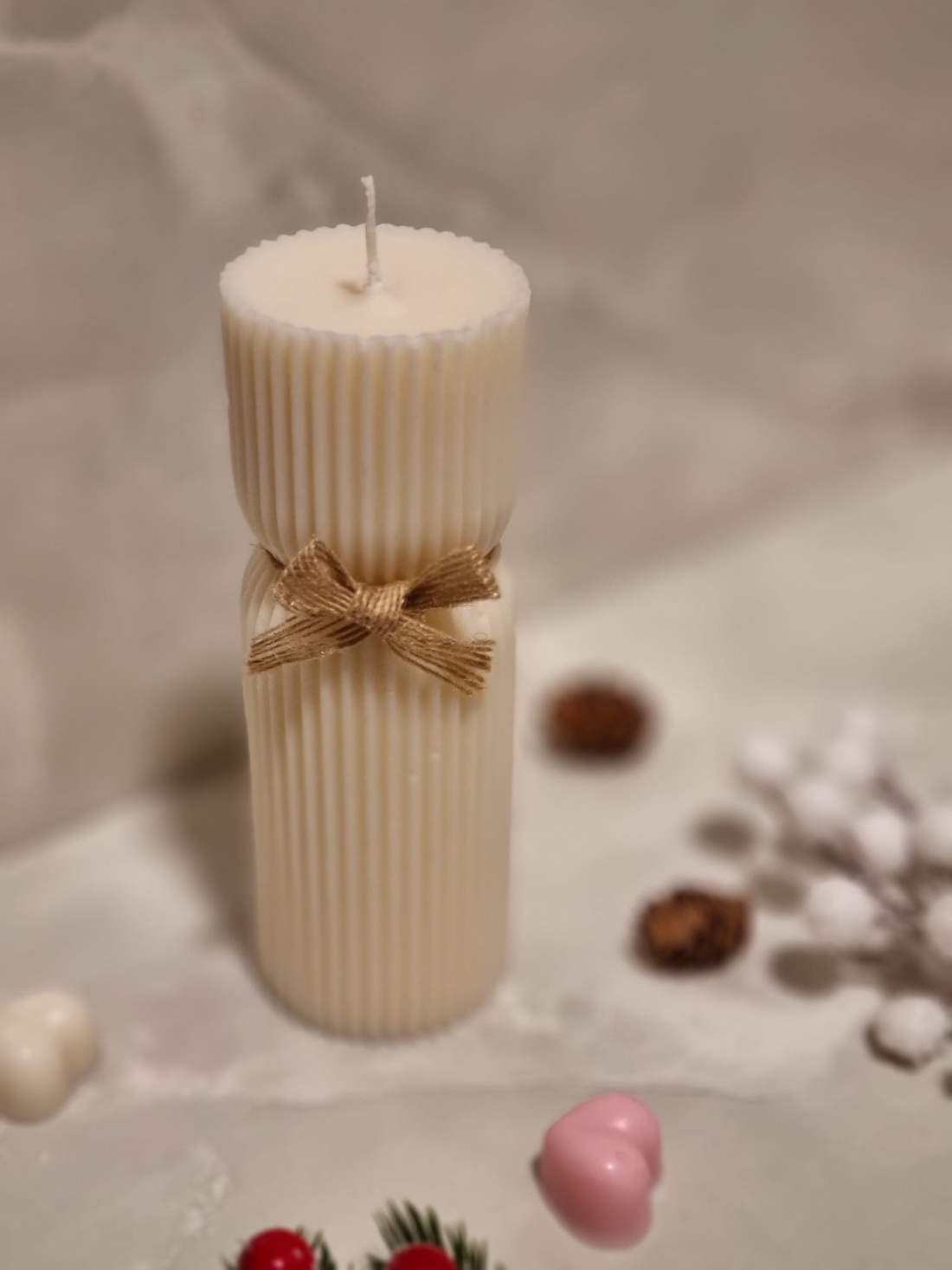 Lumânare decorativă striată, alb crem (ivory), realizată manual - casă & stil de viață - lumânări, parfumuri, arome - lumânări artizanale - Artynos.ro